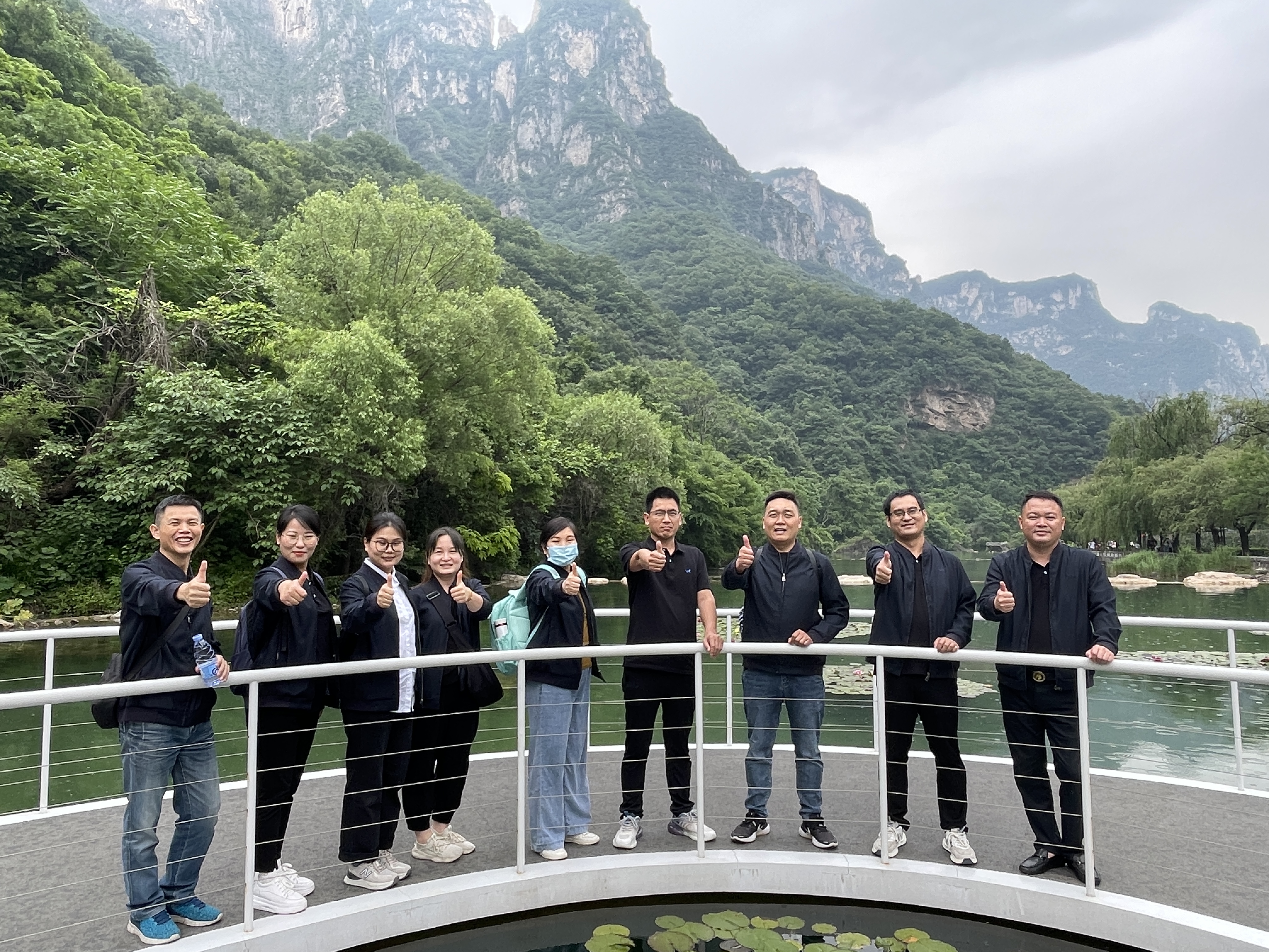 蔚藍團隊合影留念